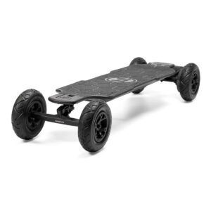 Evolve Carbon All Terrain elektrirula nurga alt külgvaade süsinikkiust lauaga ja suurte maastikuratastega.