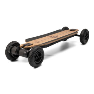 Evolve GTR 2 Bamboo All Terrain elektrirula külgvaade bambusest rulalauaga ja maastikusõiduks mõeldud ratastega.