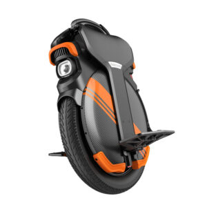 Inmotion V11Y -sähkömonon etukulman näkymä, jossa näkyvät etuvalo, kuvioidut sivupaneelit, iso nastarengas ja avattu poljin.