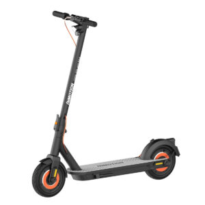 Inmotion Climber elektrilise tõukeratta eest-külje nurga alt vaade.