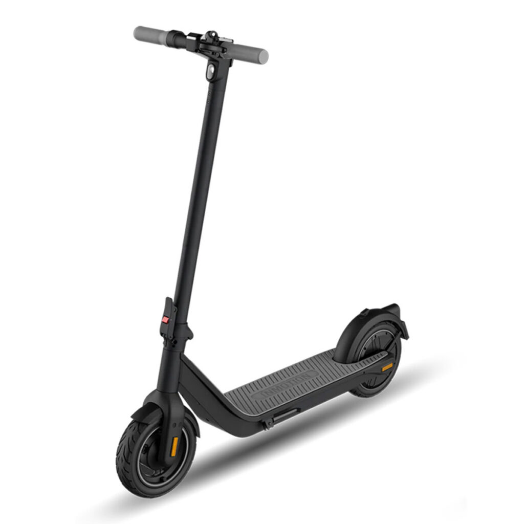 InMotion Air -sähköpotkulauta etuviistosta katsottuna.